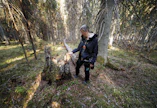 Lajinsa viimeinen. Metsähallituksen luonnonsuojelun erikoisasiantuntija Anneli Suikki löysi lahonneen koivun kannon, joka muistuttaa Kuusimäessä runsas sata vuotta sitten kasvaneesta valtavasta kaskikoivikosta.