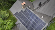 Energiamuodoista suosituin oli aurinkovoima, kun vastaajilta kysyttiin, mitä halutaan lisää. LEHTIKUVA / Emmi Korhonen.