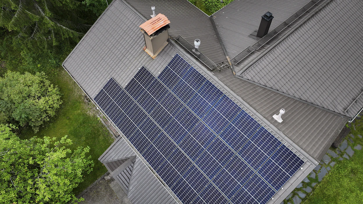 Energiamuodoista suosituin oli aurinkovoima, kun vastaajilta kysyttiin, mitä halutaan lisää. LEHTIKUVA / Emmi Korhonen.
