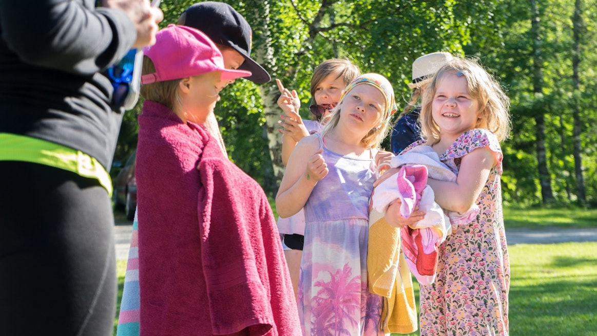 Parasta Lapsille ry:n kesäleireillä pääsee tutustumaan uusiin kavereihin. Kuva vuoden 2019 kesältä.