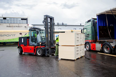 Varastojen purku UPM Plywoodin markkinoilla päättyi ensimmäisellä vuosineljänneksellä, ja kuusivanerin toimitusmäärät elpyivät hieman. Tuotantoa sopeutetaan markkinakysyntään lomautuksilla. Kuvassa UPM:n Pelloksen vaneritehdas. 