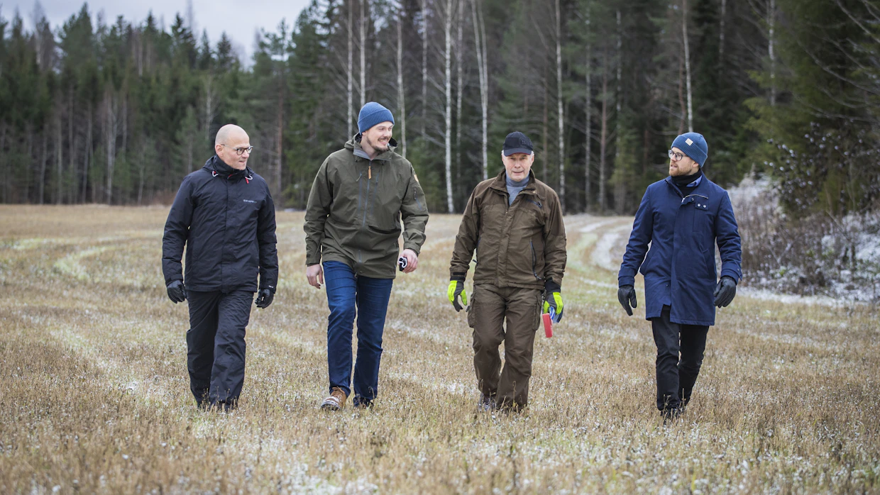 Viljelijälähtöistä hiilensidontabisnestä edistetään yhteistyöllä: Kuvassa vasemmalta oikealle Climate Analytics Finlandin perustaja Sami Paatero, Maanvaalija Oy:n projektipäällikkö Lauri Jyllilä, viljelijä ja Maanvaalijan hallituksen puheenjohtaja Risto Sairanen ja yhtiön toimitusjohtaja Risto Lahti.