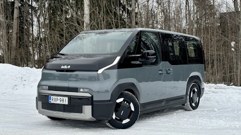 Sekä umpipakuna että pikkubussina myyntiin tullut täyssähköinen Kia PV5 on vuoden suurin haastaja. 