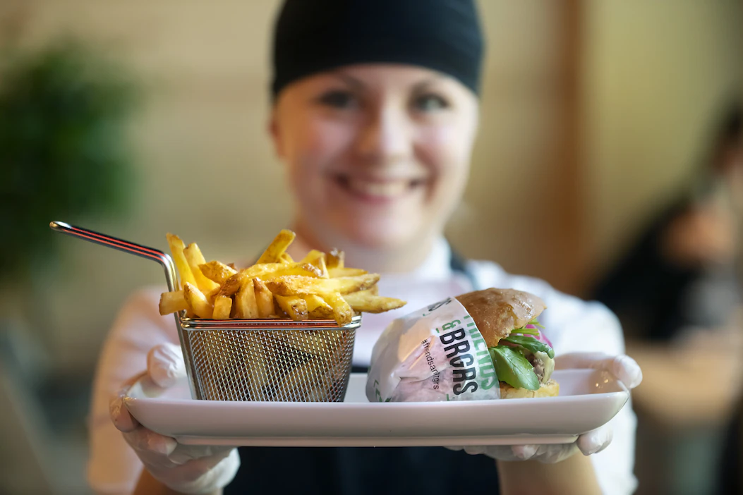 Friends & Brgrs tarjoaa tuottajille ja heidän perheilleen ilmaisen aterian tuottajapäivänä.