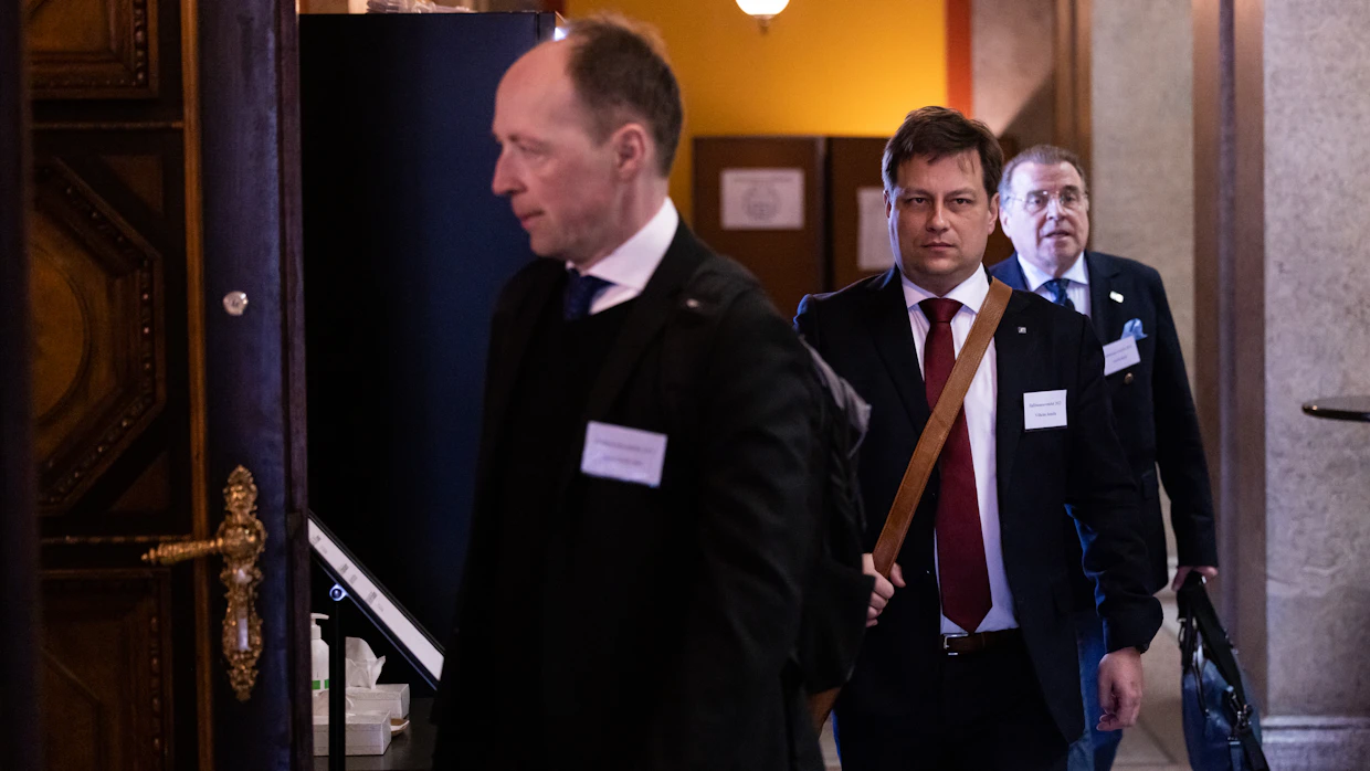 Vilhelm Junnila (keskellä) on uusi elinkeinoministeri.