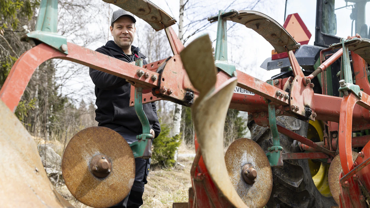 Mansikanviljelijä Paavo Hienola Jämsän Koskenpäältä arvioi, että peltotyöt päästään aloittamaan toukokuun puolivälin tienoilla.
