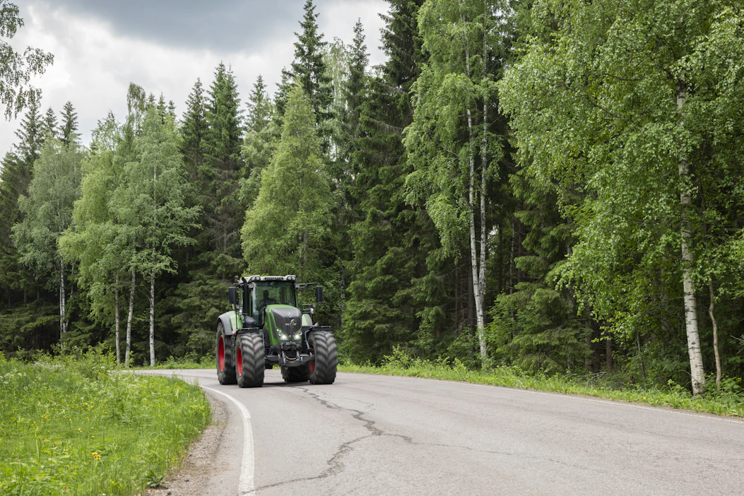 Ari Sinkkosen traktori koki kovia kuoppaan ajon yhteydessä. Työkoneet ovat alueen teillä lujilla, sanoo MTK Kaakkois-Suomen varapuheenjohtaja.