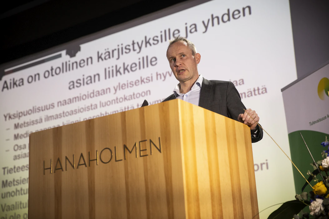 Metsäjohtaja Marko Mäki-Hakolan mukaan perinteinen metsäsektori on jäänyt paitsioon ja yhden asian liikkeet hallitsevat keskustelua.