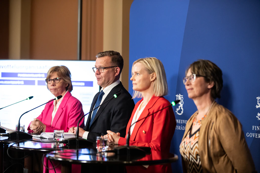 Uuden hallituksen ministereistä Maaseudun Tulevaisuuden kolumnisteja ovat maa- ja metsätalousministeri Sari Essayah (oik.), valtiovarainministeri Riikka Purra ja pääministeri Petteri Orpo.