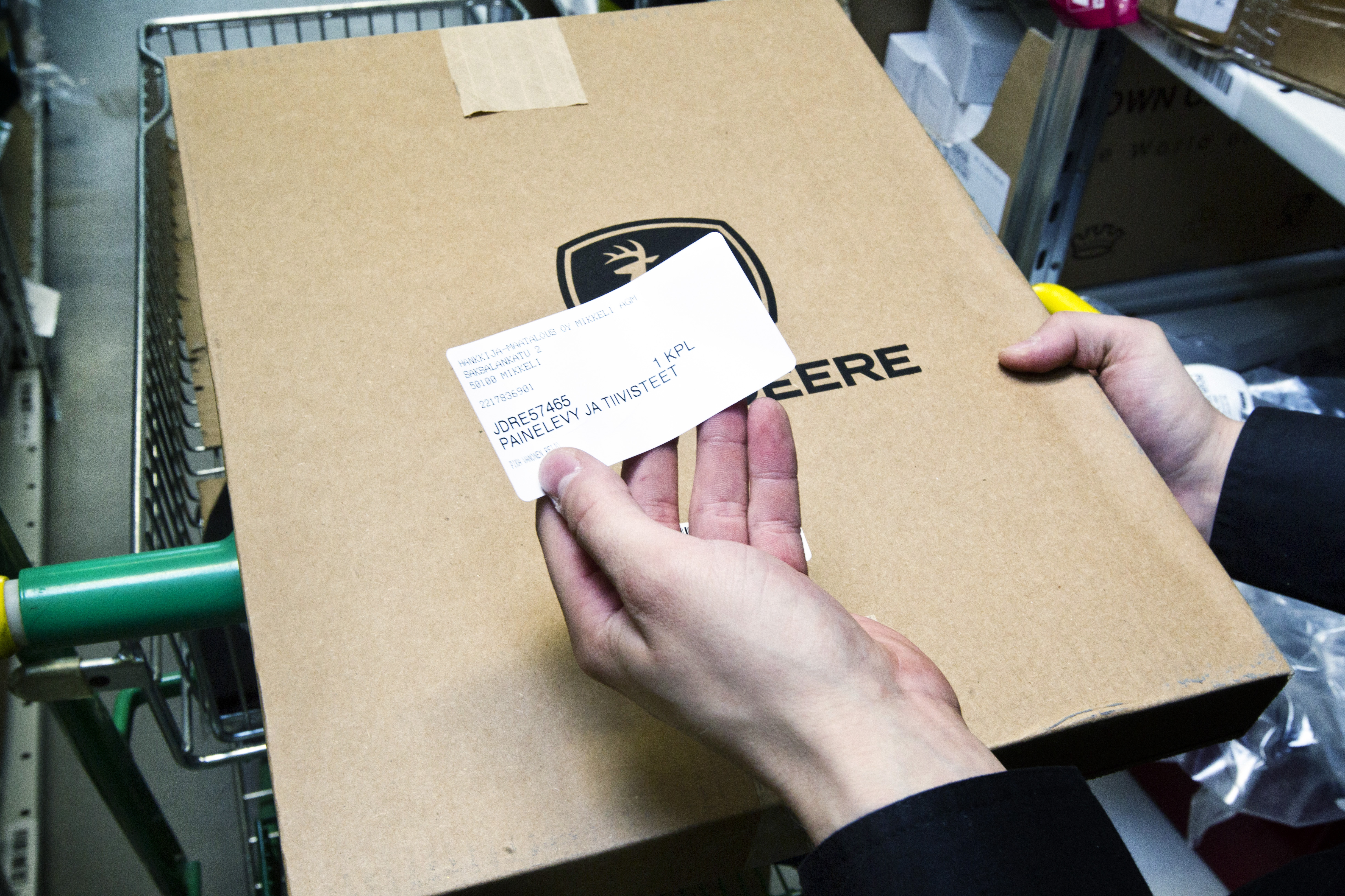 Jos tilaa ulkomaisesta verkkokaupasta traktoriin varaosan ja myyjä on sisällyttänyt hintaan arvonlisäveron, arvonlisäveroa ei saa vähentää. Ainoaksi vaihtoehdoksi jää tällöin pyytää myyjältä uusi lasku tai jättää vähennys kokonaan tekemättä. Kuvituskuva.