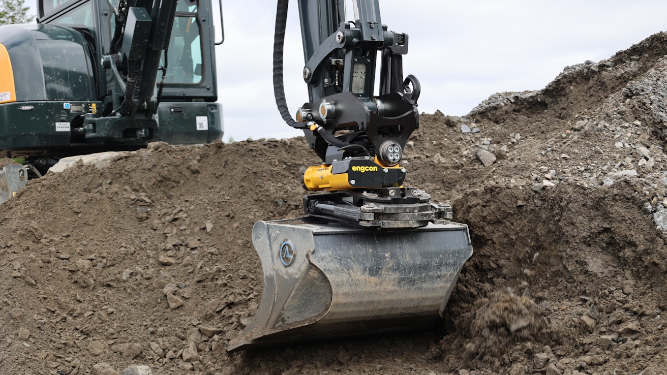 Prisman valikoimassa olevalla pienoiskaivinkoneella ei saa aikaan näin järeää jälkeä.