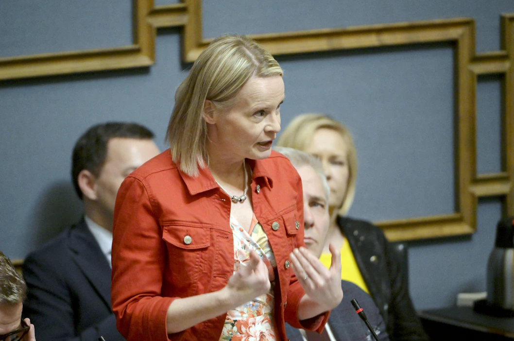 Valtiovarainministeri Riikka Purra arvosteli torstaina oppositiopuolueita siitä, että ne laittavat hallituksen piikkiin sellaisia asioita, joihin hallitus ei voi itse vaikuttaa. LEHTIKUVA / ANTTI AIMO-KOIVISTO.