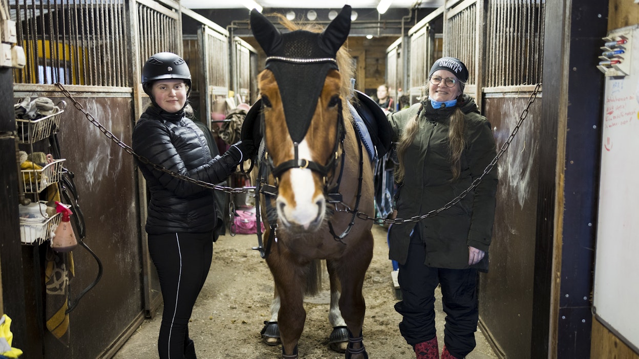 Hevoset ovat Ella-Irina ja Mari Siliämaan yhteinen harrastus. Molemmilla on oma vuokrahevosensa.