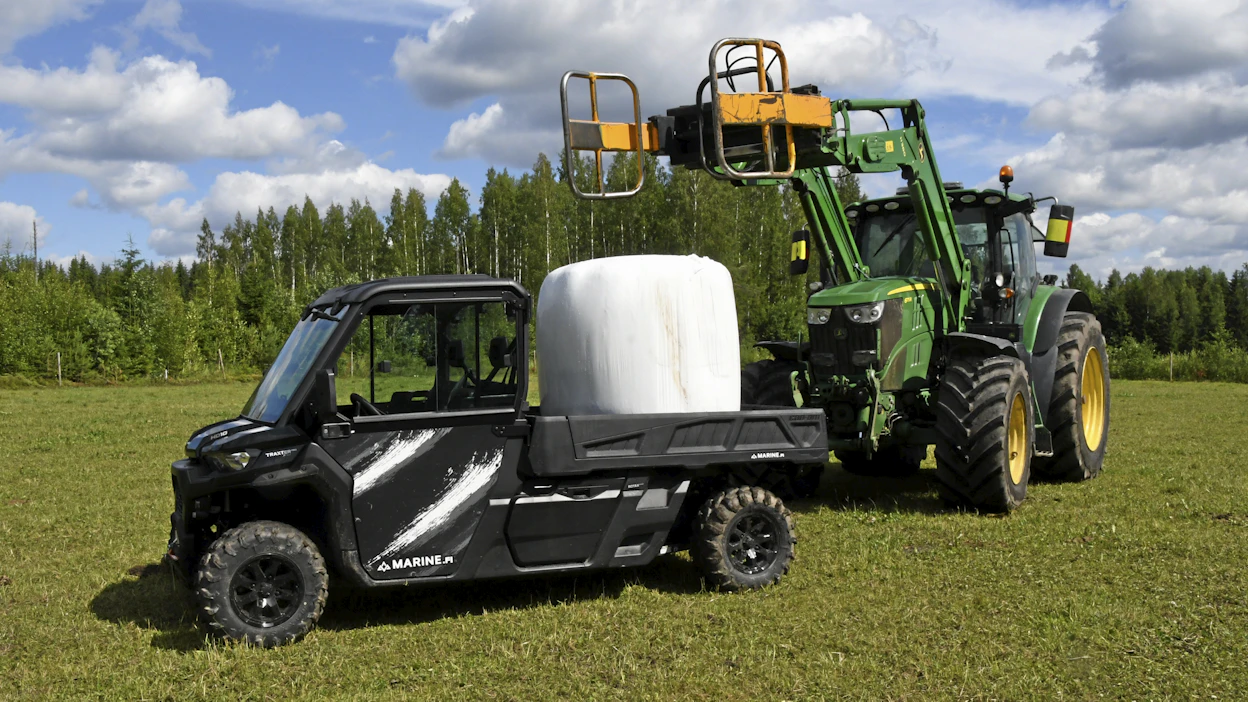 Traxterin kuormankantokyky vakuuttaa: 550 kg:n paalin kuljettaminen ei tuottanut minkäänlaisia vaikeuksia.