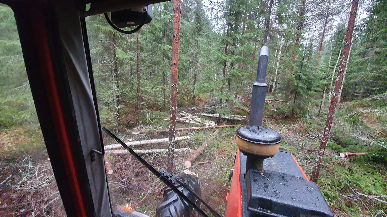 Kaottisen näköinen tilanne voikin olla aivan riittävä maataloustraktoripohjaiselle kalustolle. Kahden ja kolmen rangan kasat ovat riittävän suuria, ja niitä on helppo myös yhdistellä.