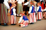 Kaustisen Nuorisoseuran tanssijoita esiintymässä Kaustisen kansanmusiikkijuhlilla kesällä 2017.