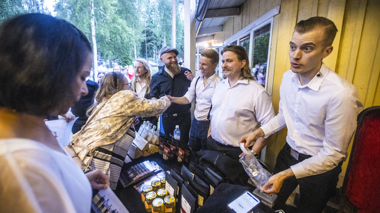 Yhtyeen lavasettien välissä Komiat-kauppa oli suosittu ja tavaraa liikkui. Lisäksi nimikirjoituksiin ja yhteiskuviin muodostui nopeasti jono.