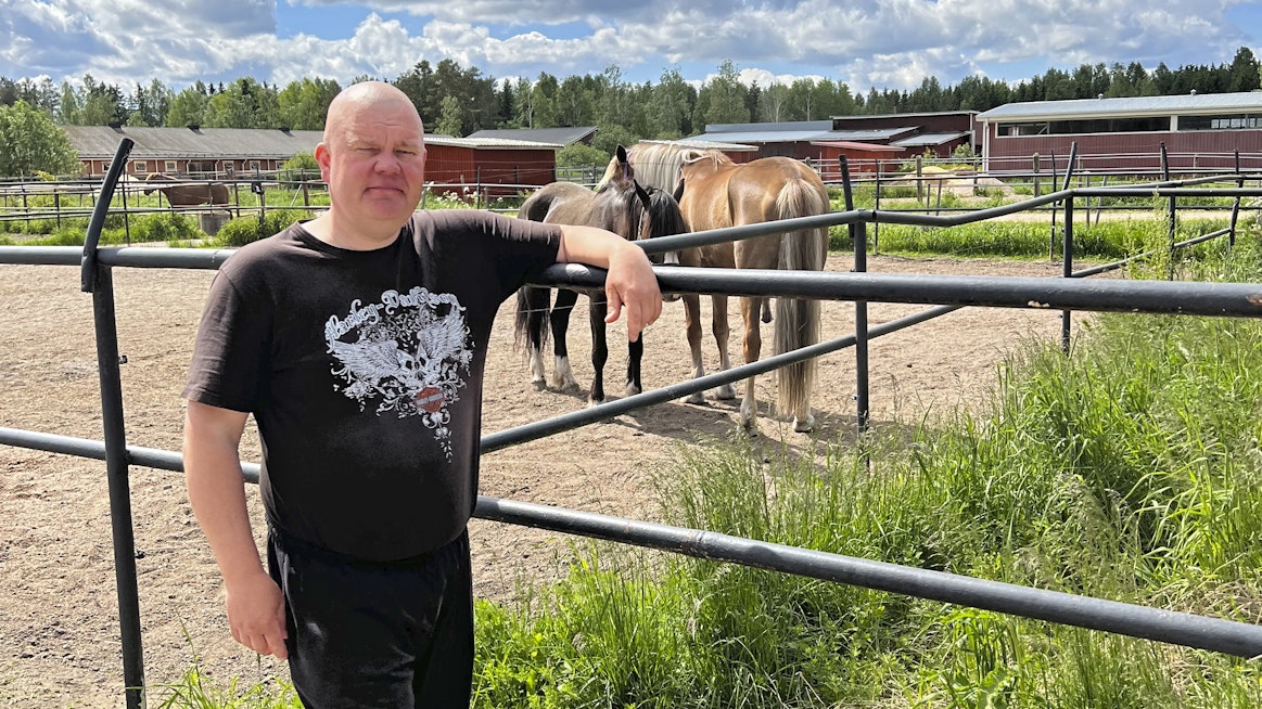 Teemu Okkolin on valmentajana vahvasti suomenhevosmiehen maineessa, mutta tallista ovat pärjänneet molemmat rodut.