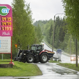 Kevättöiden 2016 aikaan otetussa kuvassa polttoaineiden hinnat ovat erilaiset kuin nykyisin.