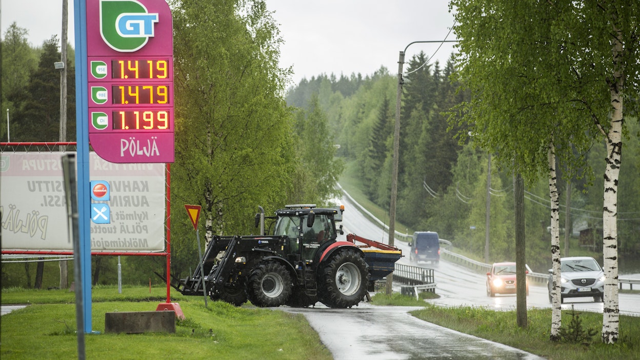 Traktorin tankkaaminen ja lannoitteet maksavat nyt selvästi enemmän kuin kuvan ottohetkellä vuonna 2016.