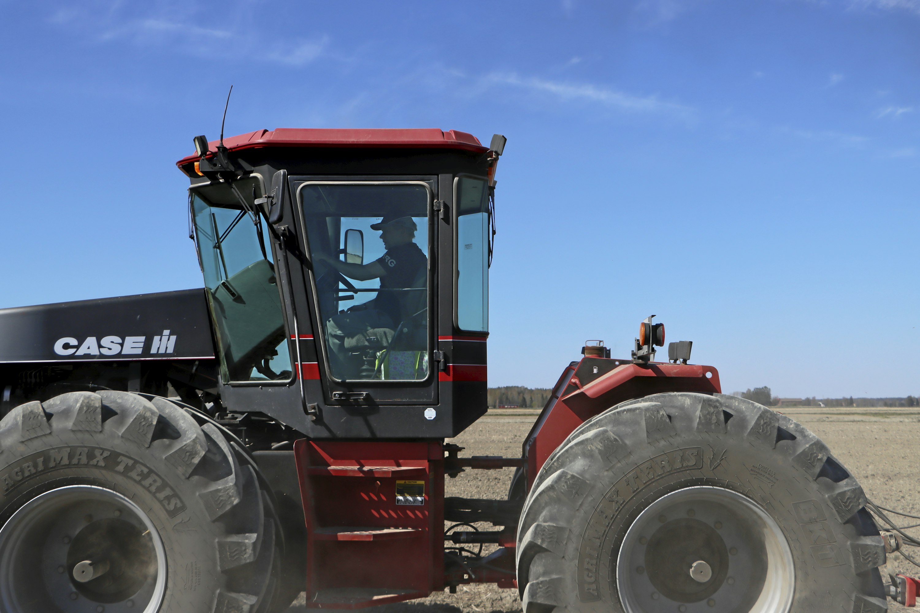 Ohjaamo on näkyvyyden vuoksi 8-kulmainen ja 4-pilarinen. 9330-mallien ikä näkyy suorista, eikä kaarevilla laseilla toteutetusta ohjaamosta. Katto suojaa hyvin auringolta. Katto on pinta-alaltaan suurempi kuin lattia, koska etu-, taka- ja sivulasit on kallistettu ulospäin. Kuljettajana Markus Strömberg.