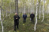 Särkijärven kylällä asuvat Tommi Väisänen, Tapio Jurva ja Teuvo Murtovaara seisovat paikassa, johon on suunniteltu tuulivoimala Utajärven Pahkavaarassa.