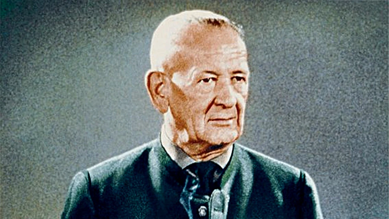 Sveitsissä syntynyt, mutta Saksassa elämäntyönsä tehnyt Andreas Stihl (1896–1973) aloitti uransa erilaisten teollisuuden koneikoiden suunnittelijana ja myyjänä. Ensimmäinen sähkökäyttöinen ketjusaha valmistui v. 1926, polttomoottorisaha kolme vuotta myöhemmin. Vuodesta 1971 lähtien Stihl on ollut suurin moottorisahavalmistaja.