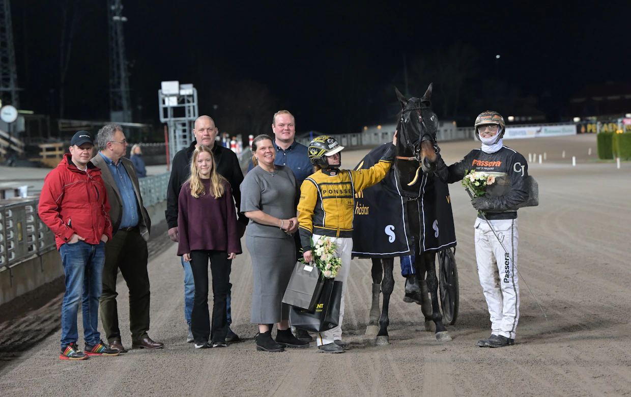 Elina Pakkanen ja Carl Johan Jepson Ray of Sunshinen 150 000 kruunun arvoisen voiton jälkeen toissa keskiviikkona Solvallassa.