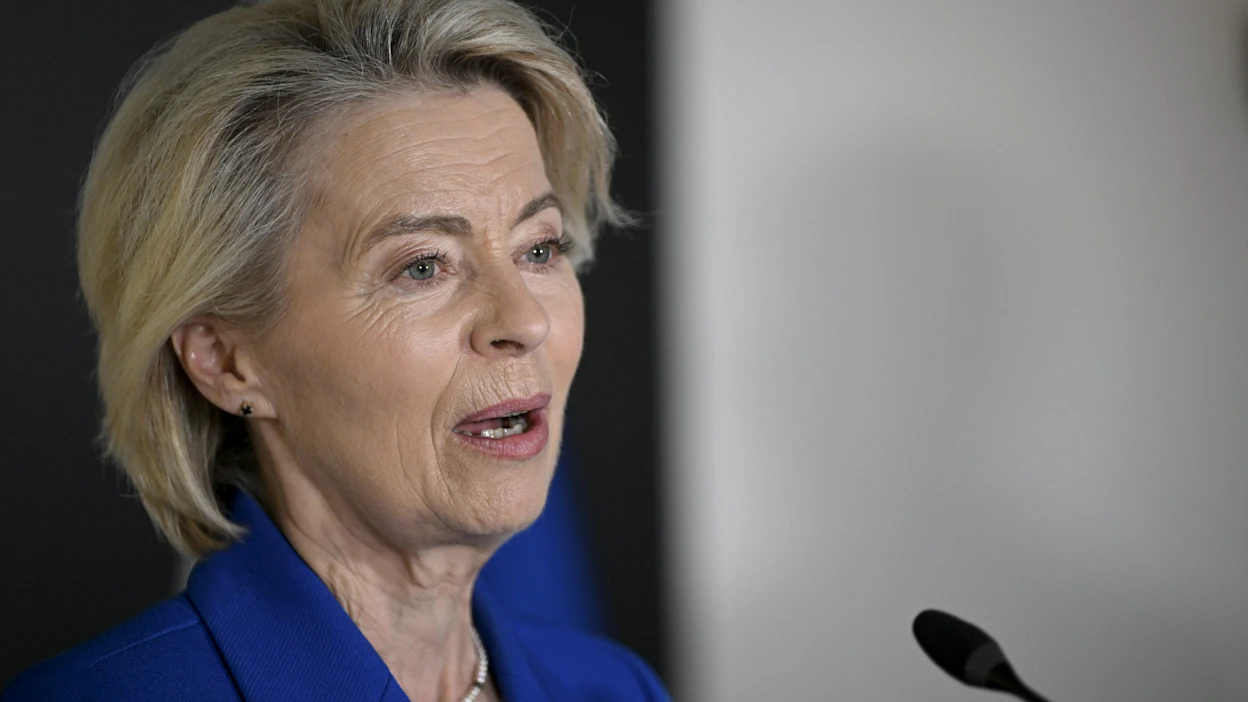 EU-komission puheenjohtajaa Ursula von der Leyenia kuljettanut lentokone joutui sunnuntaina laskeutumaan paperikarttoja käyttäen. LEHTIKUVA / ANTTI AIMO-KOIVISTO.