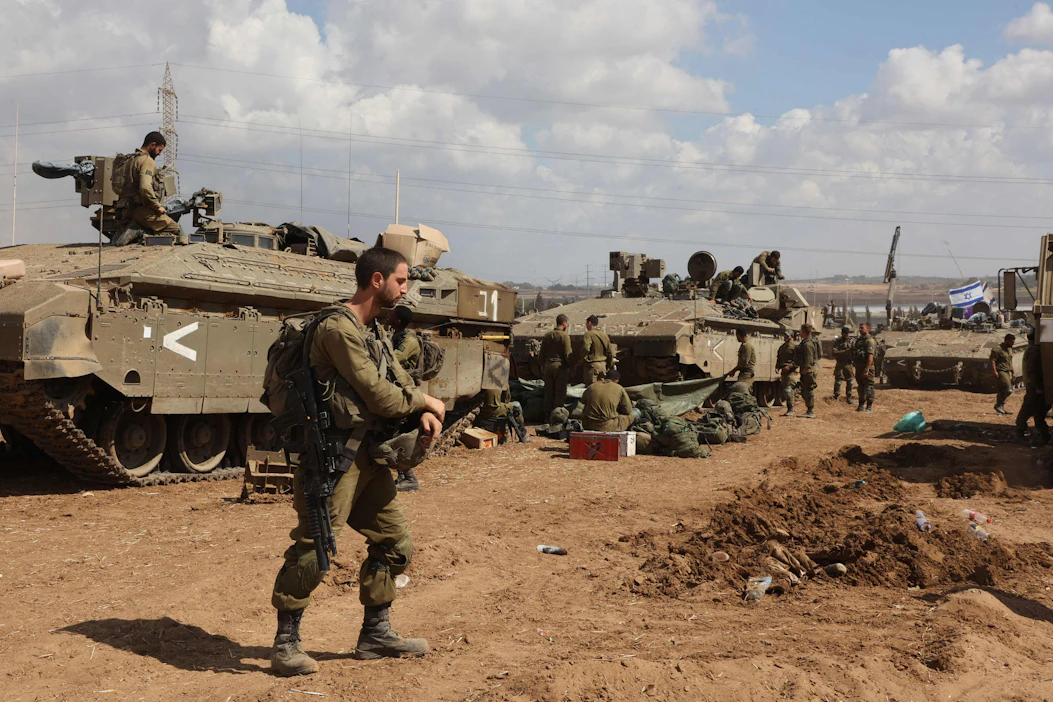 Israelin asevoimat on kehottanut Gazan kaistan pohjoisosien asukkaita pakenemaan etelään odotetun maahyökkäyksen tieltä. LEHTIKUVA / AFP .
