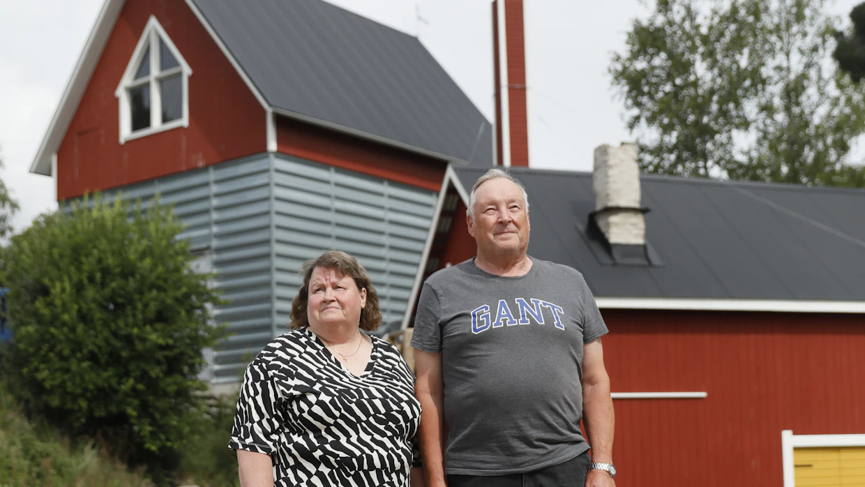 Hilkka Haapaniemi ja Esa Lindroos auttavat syksyisin perunannostoissa. Molemmat ovat kuitenkin jo jääneet eläkkeelle.