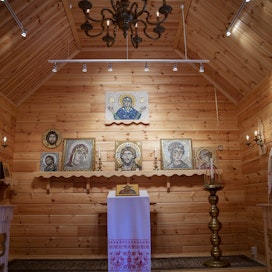 Ortodoksiset rukoushuoneet Suomessa ovat useimmiten puurakenteisia, kuten lohjalainen tsasouna Kalervo Kaarteen kotipihalla.