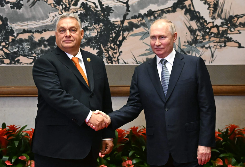 Unkarin pääministeri Viktor Orban ja Venäjän presidentti Vladimir Putin tapasivat Kiinassa. Kuvan on välittänyt Venäjän valtiollinen uutistoimisto Sputnik, eikä kuvan aitoutta ole voitu todentaa. LEHTIKUVA/AFP.