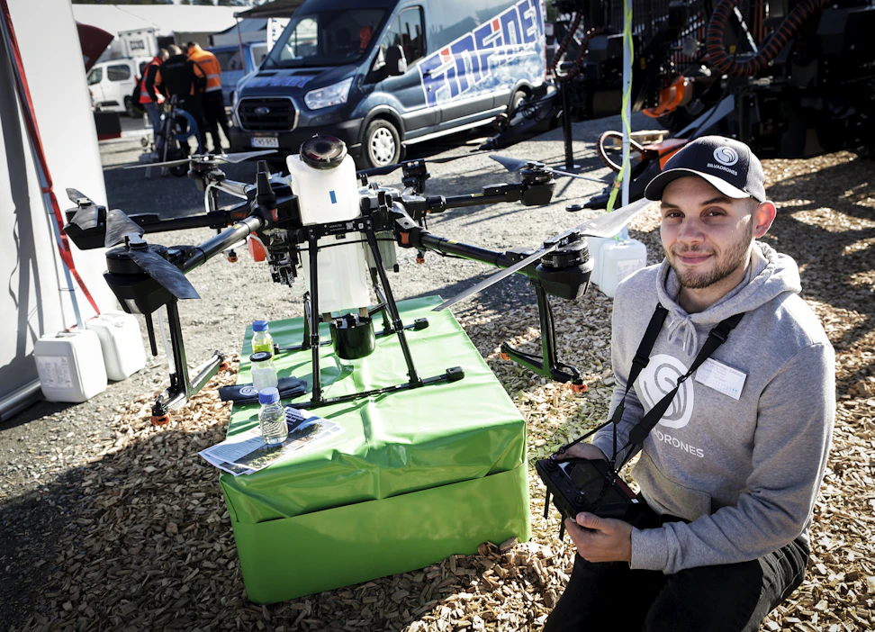 Dronien suorituskyky on kasvanut riittävän suureksi metsälannoituksiin. Silvadronesin lentäjä Tomi Karjalainen esitteli yhtiön kätyttämää maatalouskäyttöön tarkoitettua Agras T-20- dronea Finnmetko-näyttelysssä.