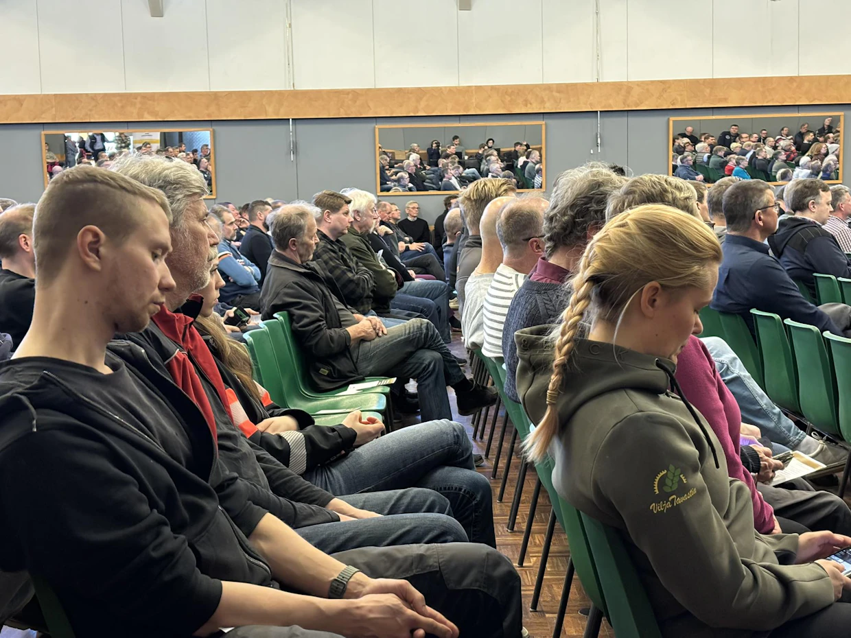 Yleisö kuuntelu tarkasti Tero Hemmilän puhetta.