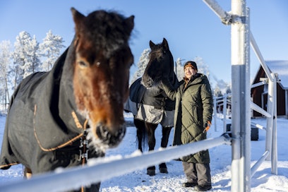 Carita Danielsson tiimeineen on luotsannut maaseutuyrittäjyyden opiskelijoita hevosopinnoissa Osaralla jo yli 20 vuoden ajan. Kuvassa myös Ypäjä Juhla ja Osaran Hugo.