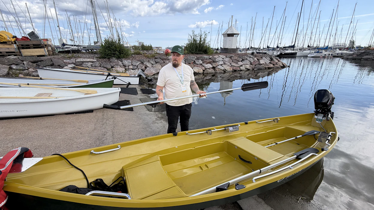Päijän Boatsin myynti- ja markkinointijohtaja Jukka Hakala esitteli veneitä ja teleskooppiairoja Uivassa venenäyttelyssä Helsingissä elokuussa.