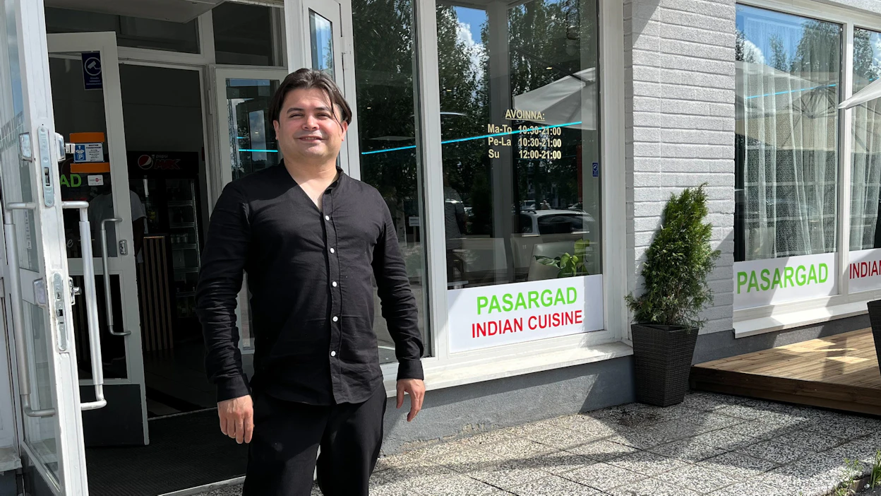 Ravintola Pasargadin omistaja Bayat Zaker rakastaa työtään ja suomalaisia asiakkaita.