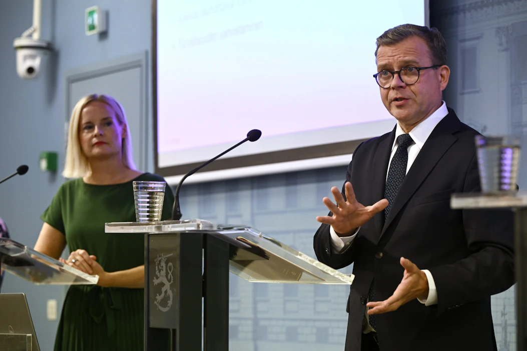Valtiovarainministeri Riikka Purra (ps.) ja pääministeri Petteri Orpo (kok.) hallituksen talousarvioneuvottelujen loppuinfossa Helsingissä. LEHTIKUVA / Antti Aimo-Koivisto.