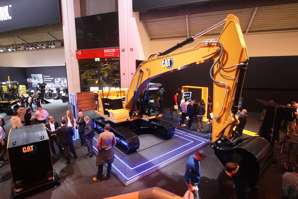 Caterpillar täräytti esille sähkökoneita isolla kädellä. Niin sanottuun Z-linjaan kuuluu 25 tonnia painava Cat 320. Telasto on sähkötoiminen. Litiumakun kapasiteetti on 320 kWh. Toiminta-ajaksi raskaassa kaivutyössä kerrotaan 5–6 tuntia ja kevyessä tasauksessa 7–8 tuntia. 40,5 kilowatin laturilla akun tankkauksen kerrotaan kestävän kuusi tuntia ja tehokkaammalla 60,5 kW:n versiolla neljä tuntia. Kone on norjalaisen Pon Equipmentin rakentama.