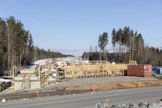 Tiehankkeiden yhteydessä joudutaan tyypillisesti suunniteltujen tielinjojen alle jäävien maiden pakkolunastuksiin.