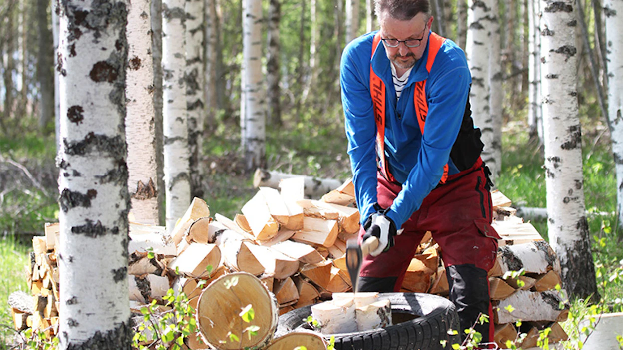 Omakotitalon ja kesämökin polttopuiden pienimiseen riittää kirves. Klapien teko on mukavaa kuntoliikuntaa.