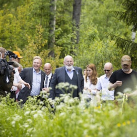 Euroopan vihreän kehityksen ohjelmasta vastaava komissaari Frans Timmermans tutustui viime kesänä metsänomistaja Ralf Wickströmin metsään Sipoossa. Vierailua isännöi ministeri Antti Kurvinen.
