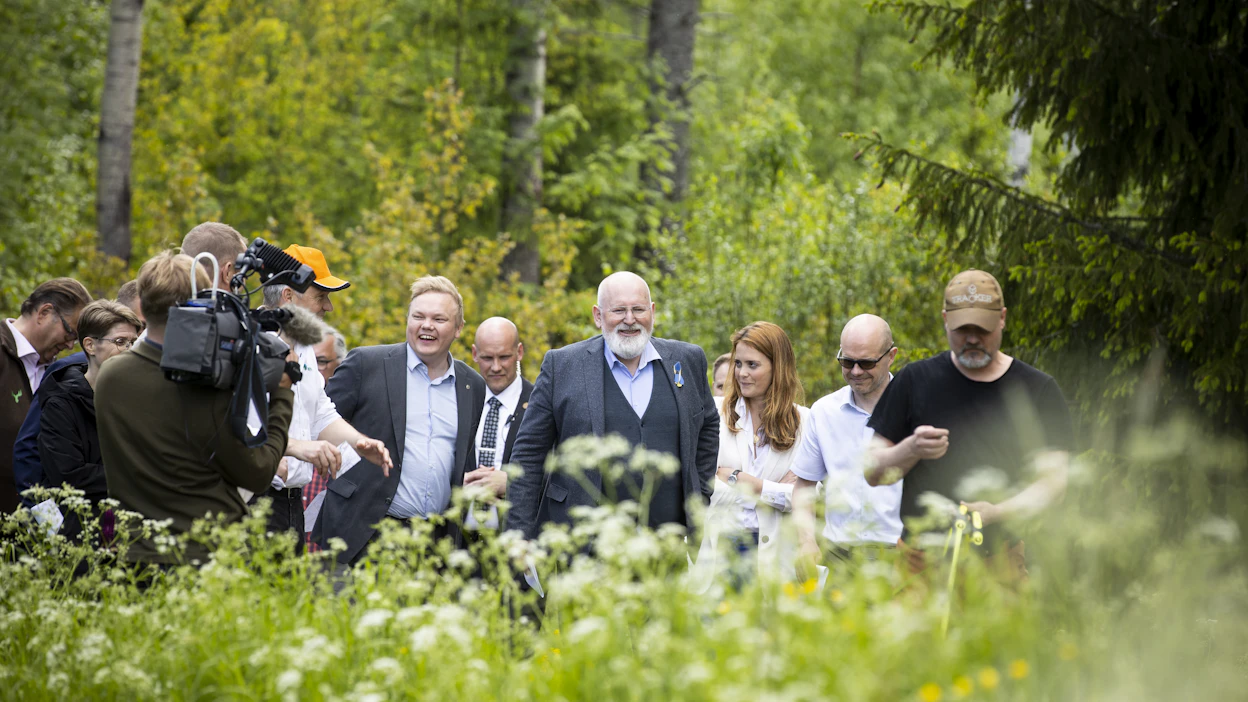 Euroopan vihreän kehityksen ohjelmasta vastaava komissaari Frans Timmermans tutustui viime kesänä metsänomistaja Ralf Wickströmin metsään Sipoossa. Vierailua isännöi ministeri Antti Kurvinen.