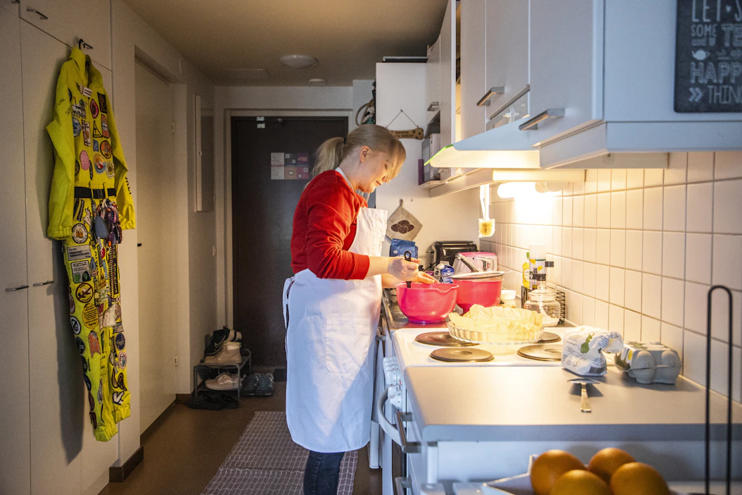 Maija Lallon rakkaus ruokaan on peruja isovanhemmilta, jotka ovat kotoisin itärajan taakse jääneestä Karjalasta. Isovanhempien luona järjestetyt koko suvun illanvietot ja notkuvat pöydät tekivät Lalloon jo lapsena vaikutuksen.