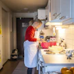 Maija Lallon rakkaus ruokaan on peruja isovanhemmilta, jotka ovat kotoisin itärajan taakse jääneestä Karjalasta. Isovanhempien luona järjestetyt koko suvun illanvietot ja notkuvat pöydät tekivät Lalloon jo lapsena vaikutuksen.