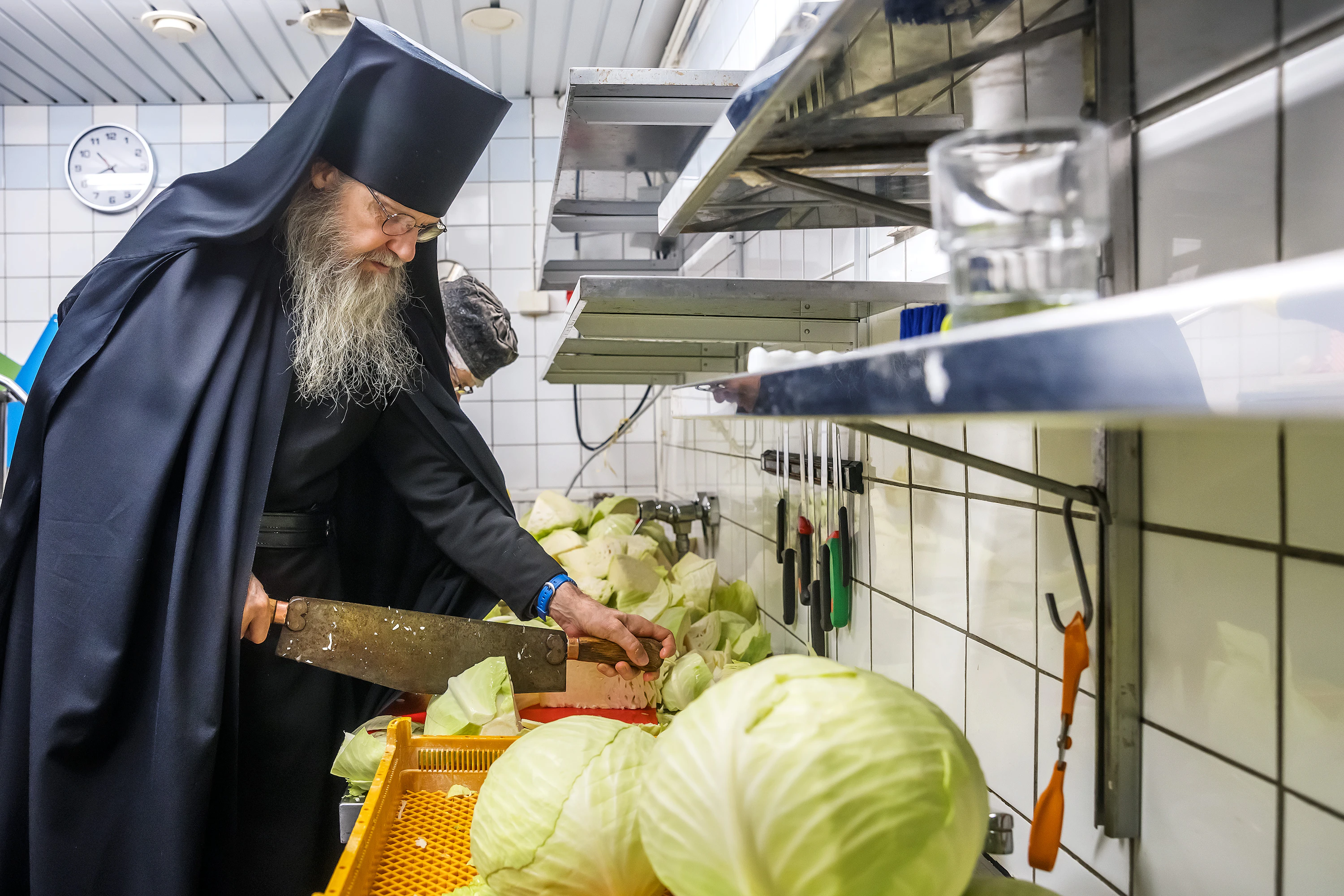 Hapankaalin valmistus on jokavuotinen perinne. Luostarin keittiössä valmistettiin ja säilöttiin tänä vuonna hapankaalta 1400 kiloa.