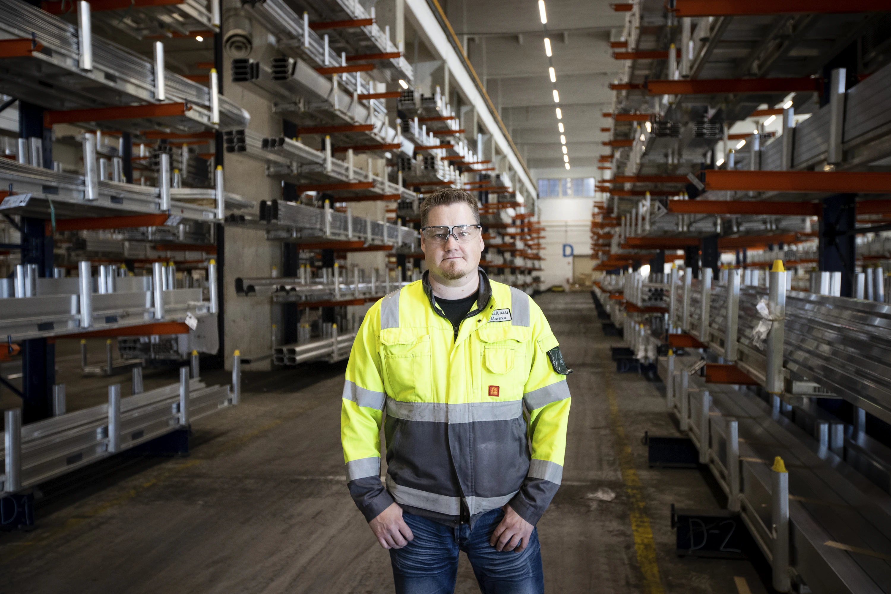 Alajärveläisellä Mäkelä Alu Oy:lla on 12 henkilöä työllistävä maalaamo Voikkaalla. Kuvassa on maalaamon työnjohtaja Marko Markku.