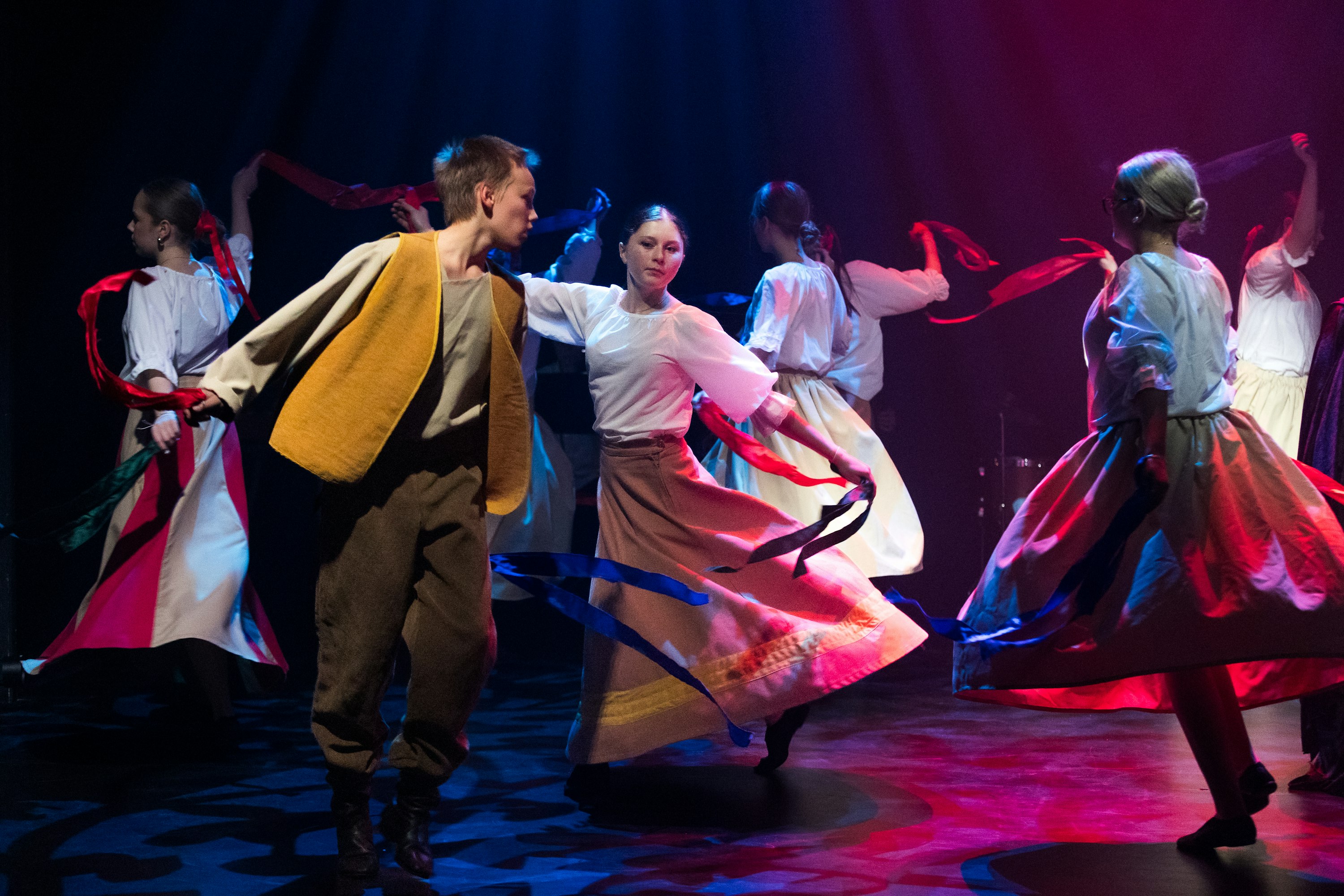 Myrskyn tyttäret -tarinan pyörteissä Kansantanssiryhmä Motora, etualalla Usko Mäntylä ja Aino Ruotsalainen.