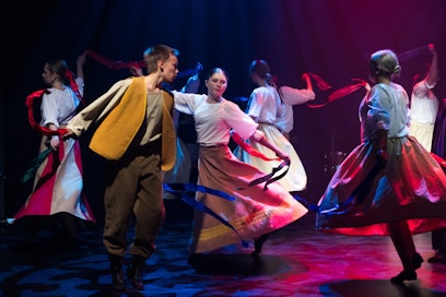 Myrskyn tyttäret -tarinan pyörteissä Kansantanssiryhmä Motora, etualalla Usko Mäntylä ja Aino Ruotsalainen.